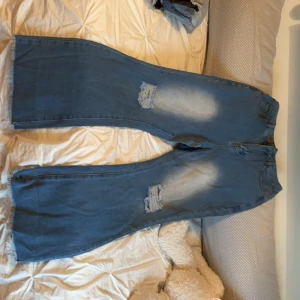 High wasted jeans med hål - Helt oanvända, Storlek S (dock är del ganska så stora i midjan) originalpris 267kr 