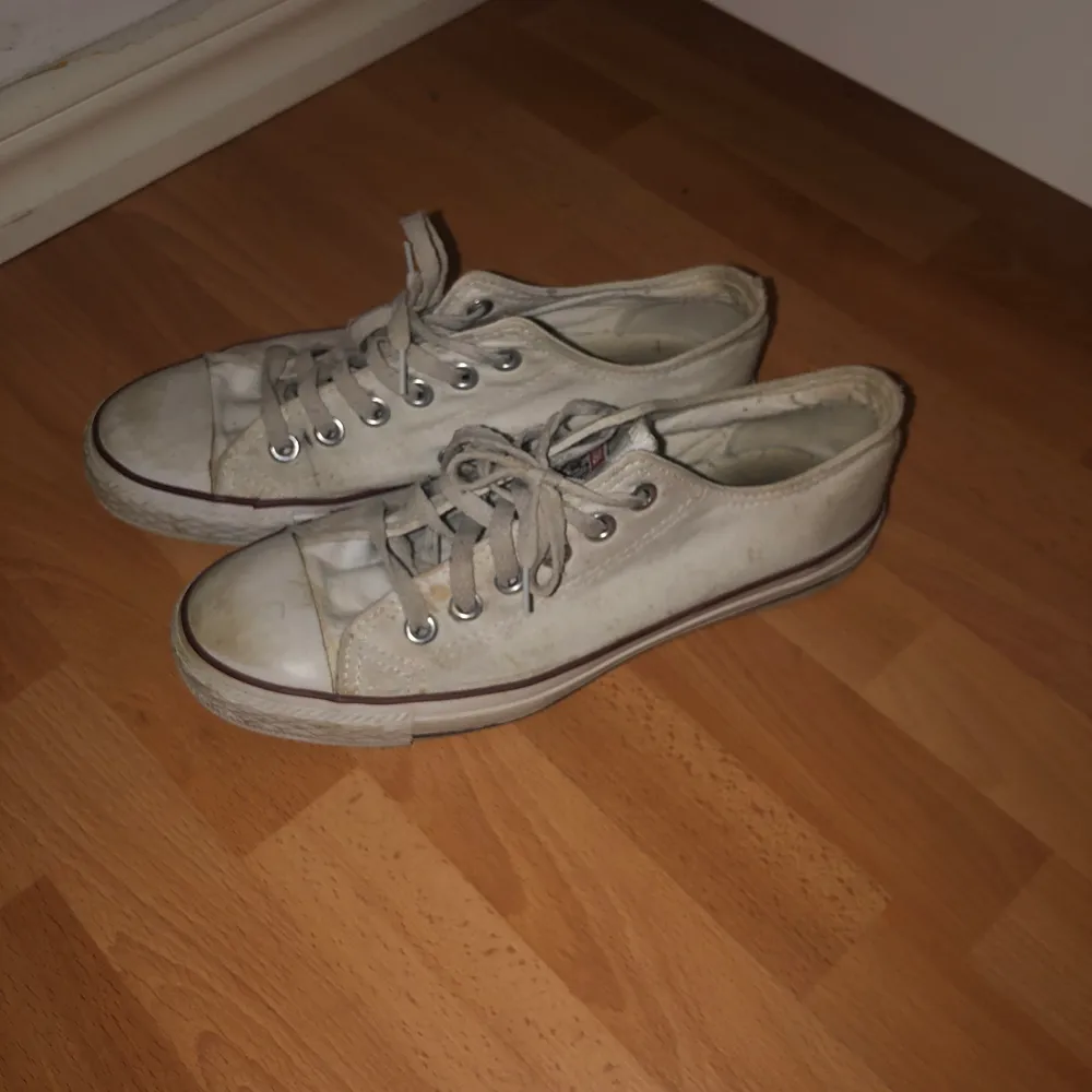 Säljar mina äkta corvers för att jag inte använder dom mer,dom är lite smutisiga men går såklart att tvätta , säljer biligt pågrund av att dom är använda. Det är inga skador på skorna.. Skor.