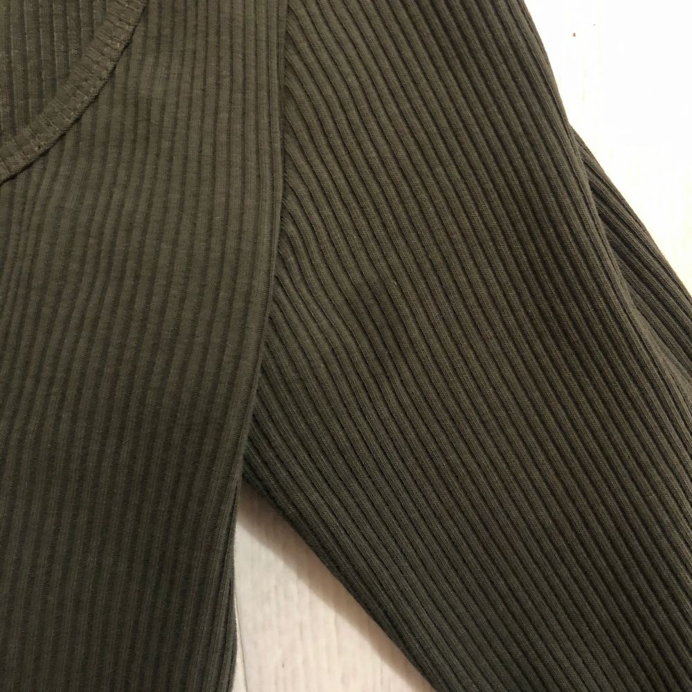 Mörkgrön tröja från ginatricot, använd fåtal gånger. Finns en liten fläck på högerarm (bild 2). 60kr + frakt. Toppar.