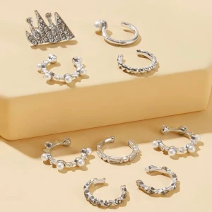 Örhängen - Silvriga örhänges cuffs och ett örhänge. Priset kan diskuteras, köparen står för frakt