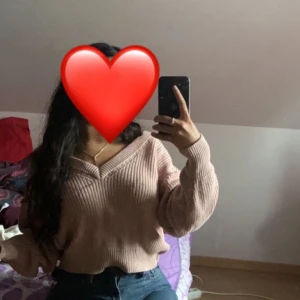 Stickad tröja - Säljer denna stickade baby rosa tröja. Den är i Storlek S och använd endast några få gånger. Köparen står för frakt, skriv via intresse eller frågor!☺️❤️