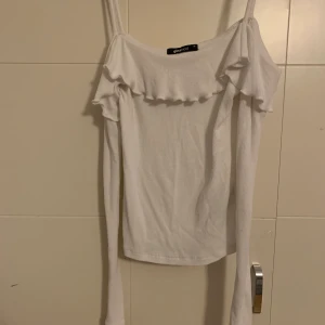 Vit blus från ginatricot - Säljer för att den är för liten, blusen är använd några gånger men inte så mycket. Original pris 199 kr säljer för 80kr