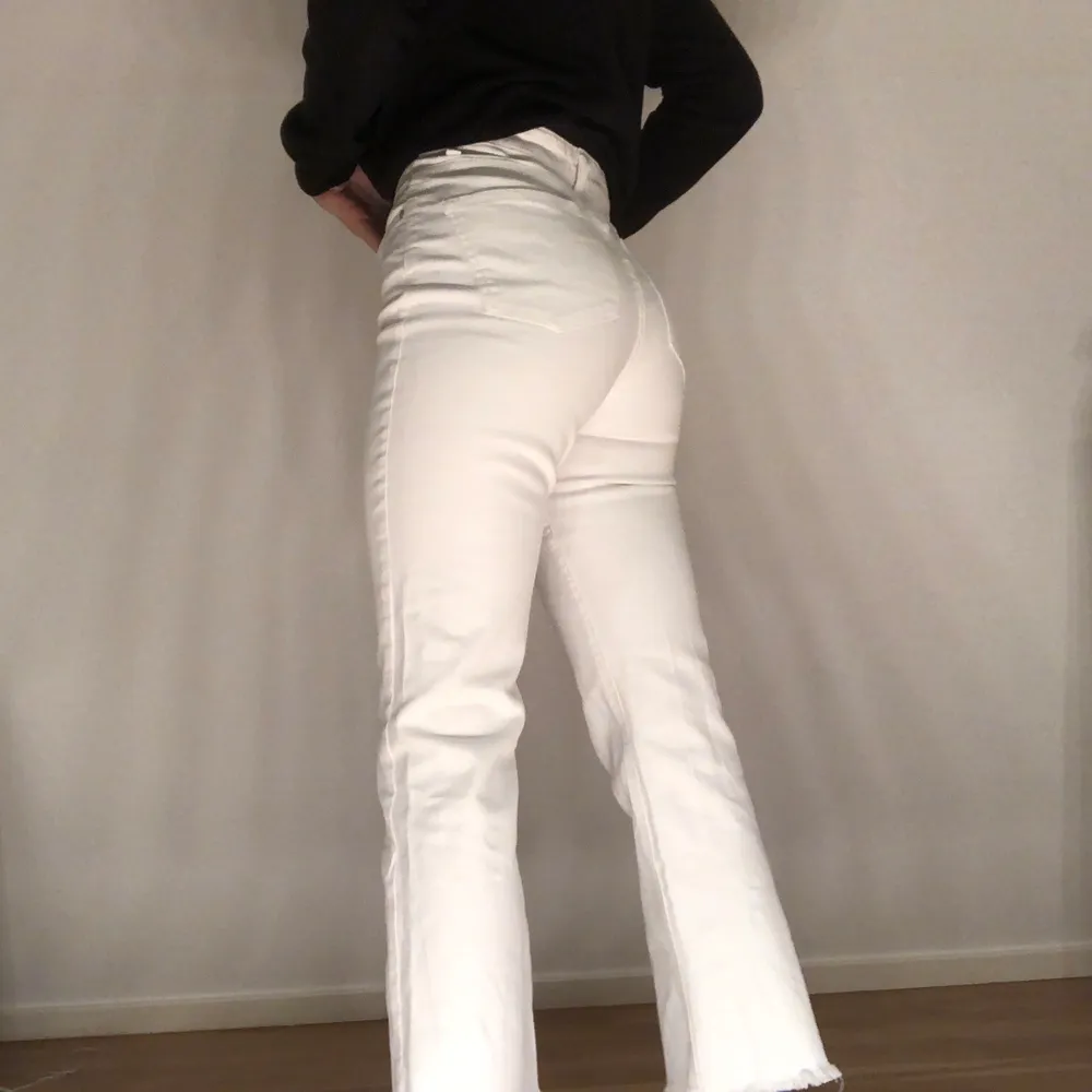 Superfina jeans med Frans längst ner. Är från Hoss kollektion med nakd. Aldrig använda!🥰. Jeans & Byxor.