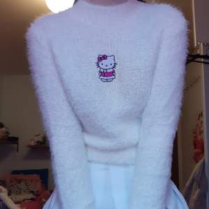 Vit fluffig tröja med en patch mitt på av Hello Kitty i vinterjacka. Den har lite missfärgning på ena sidan av hello kitty från att stryckjärnet var lite för varmt. Det är inte jättetydligt men det syns lite på bild 2. Budgivning, DM/kommentera! Högsta bud: 350 (exkl frakt)