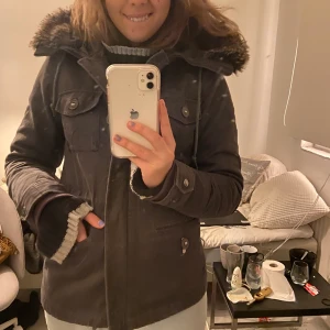 Ted Baker Vinterjacka - Säljer en vinterjacka från Ted Baker. Inga slitningar eller skador fastän den är rätt gammal. Nypris ca 3000, säljer för 1000 (så mycket snyggare när man matchar den rätt men är sjuk så pallade inte klä mig ”snygg”)
