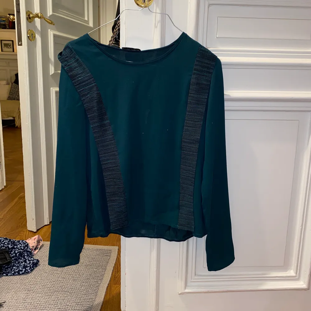 Grön blus, från Zara, aldrig använd, storlek XS. Blusar.