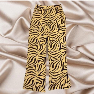 Byxor - Byxor med zebraränder. Byxorna är gula med mörklila ränder😍