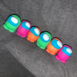 Among us  - Hej! Jag gör handgjorda among us figurer :) kan eventuellt göra figurerna till armband, örhängen, eller till nyckelringar. Man kan även önska sig andra färger då jag gör figurerna efter beställning. Bara att skriva till mig om ni har några önskemål!