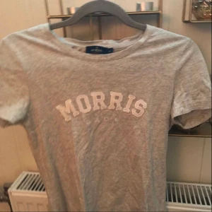 Morris - En grå Morris T-shirt i storlek XS