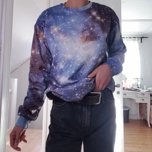 Långärmad tröja med rymd-motiv - En långärmad tjocktröja med rymd-mönster.💙 passar nog både S & M.
