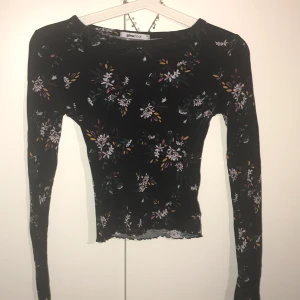 blommig ribbad topp 😋✌️ - Säljer denna pga använder inte längre. Gullig liten topp som går perfekt att använda som en layering-piece, eller bara som den är :) Sitter som en xs och är rätt så tight, men har lite stretch i sig.