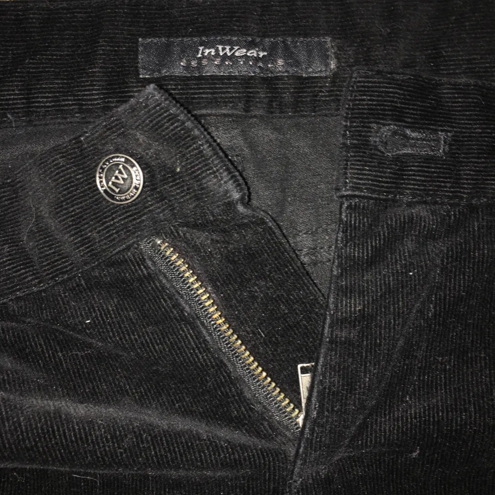 Trendiga svarta Manchesterbyxor i rak modell. !Frakt ingår!. Jeans & Byxor.