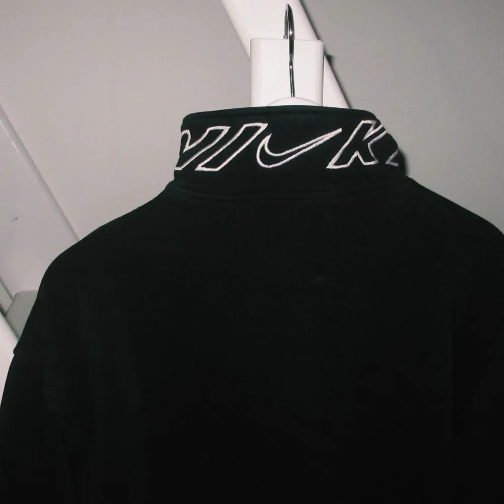 Cool Nike piké tröja med texten ”Nike” på kragen, super bra skick, size M 🌟  . Hoodies.