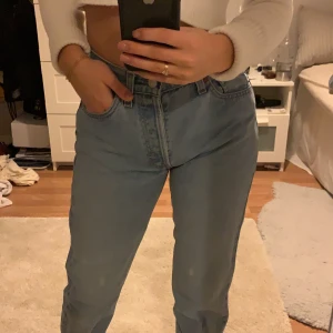 Levis Jeans  - Säljer ett par Levis jeans som är ganska låga i midjan men sitter super snyggt på. Lite bootcut samt tajta över lår och rumpa. 