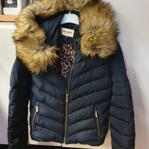 Roco baroco vinter jacka - I bra skick passar xs- m. Finns flera bilder.bud I kommenterna 