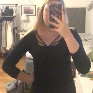 Svart tröja med detalj  - Svart tunn tröja med snygg detalj framtill. Kan möta upp i Lund annars så står köparen för frakten 💓