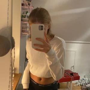 Vit kroppad sweatshirt - Jätte skön tröja ifrån Bik Bik i ett helt okej skick . Passar både på sommar och vintern. Hör gärna av dig om du är intresserad. Betalning sker via Swish . 