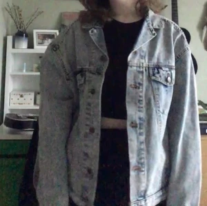 Jeansjacka - Oversized jeansjacka, så jäkla snygg men har aldrig kommit till användning tyvärr. Har en mycket dålig kamera så de två första bilderna visar passformen och den sista visar färgen hur den faktiskt ser ut. 🥰