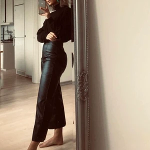 Skinnbyxa - (Fusk)läderbyxa i culotte-modell, superbra passform och passar bäst för längd runt 1.60! 