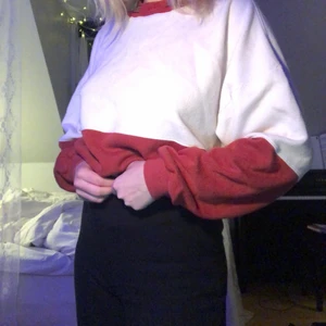 Tjocktröja - Unik och cool finstickad tjocktröja köpt secondhand i Budapest, i jättefint skick!! Snygg detalj i kragen 