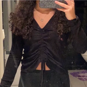 Tröja - Säljer denna super fina & sköna tröja från Nelly. Den är i storlek S, Den är i bra skick och banden går att justera själv & den är ribbad. Köparen står för frakt & skriv privat för bilder och frågor❤️❤️
