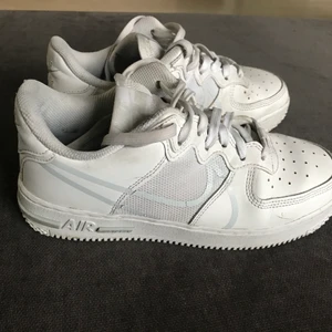 NIKE AIR FORCE - Nike Air Force. Använda i kanske en månad så lite slitna. Storlek 39, vanliga i storlek. Nypris: 1600 . Bud börjar från 500 eller köp de direkt för 700. 