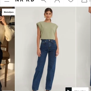 NA-KD jeans - Hög midja och vida ben - Säljer mina helt oanvända jeans från NA-KD (prislappen sitter kvar) pga att dem inte passade mig. Snygg färg och bekväma jeans annars. Orginalpris: 499 kr 