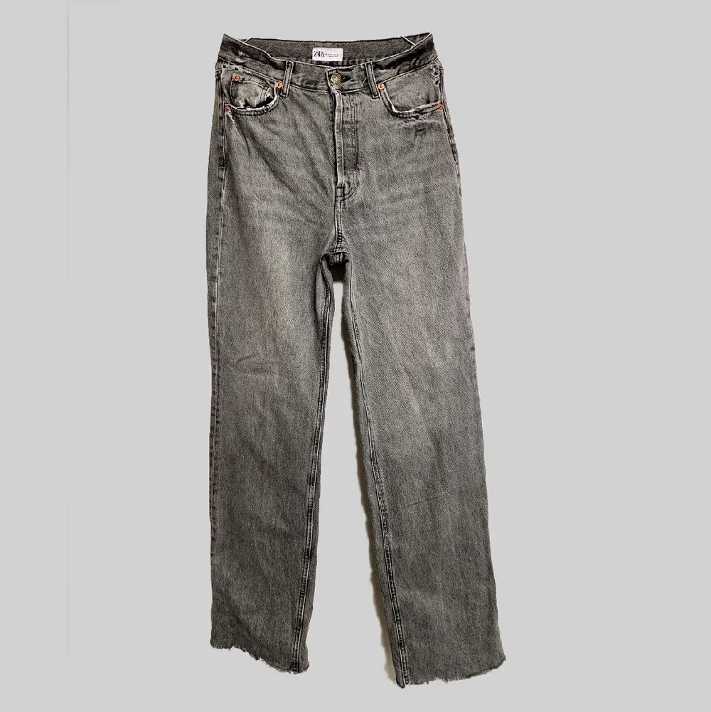 Populära zara jeansen i stl 40. Vida,långa och snygga. Orginallängd. Jag är 179 cm lång. Lägg ett bud!✨🕺🏼. Jeans & Byxor.