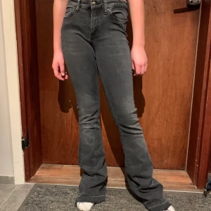 Grå jens - Gråa flare jeans från Zara. Storlek 36. Hon på bilden är 158 cm TYP. Men passar någon som är 170-175 cm. 