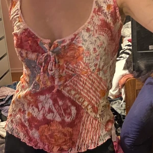 Spets tröja - Spets linne med massa mönster o blommor på💕