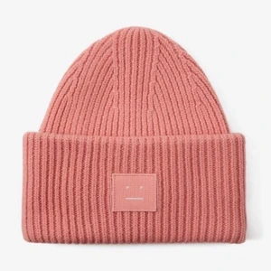 Acne mössa - Använd två gånger i färgen pansy. Köpt på Nk, nypris 1200kr