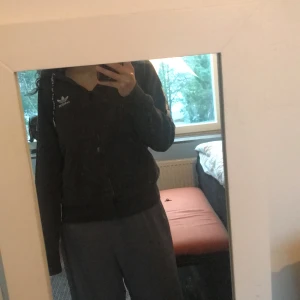 Adidaskofta  - Skitsnygg adidaskofta som bara är använd ett fåtal gånger, nästan som ny! Den är jätteskön och passar S-M beroende på hur man vill att den ska sitta. Jag har vanligtvis S, och den är liite oversized på mig:) frakt ingår ej!   