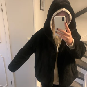 Päls jacka från ZARA  - zara jacka i stolek L jag är vanligtvis en M/S men ville ha den stor. Pälsen är fin på jackan bara lite dålig på armbågarna men det syns ej💕
