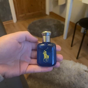 Parfym - Säljer min Ralph lauren parfym, använder inte längre så jag säljer den det är en mini, men den är nästan full😌