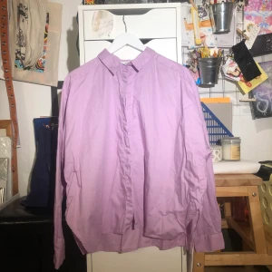 Oversized lila skjorta - Köparen står för frakten🌟