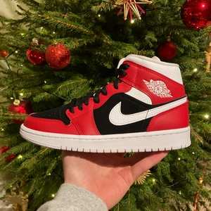 Air Jordan 1 Mid Gym Red  - Säljer 5 par helt nya air jordan 1 mid gym red! Finns i storlekarna 38,5 39 42 och 42,5! Kvitto finns självklart till alla skor😊
