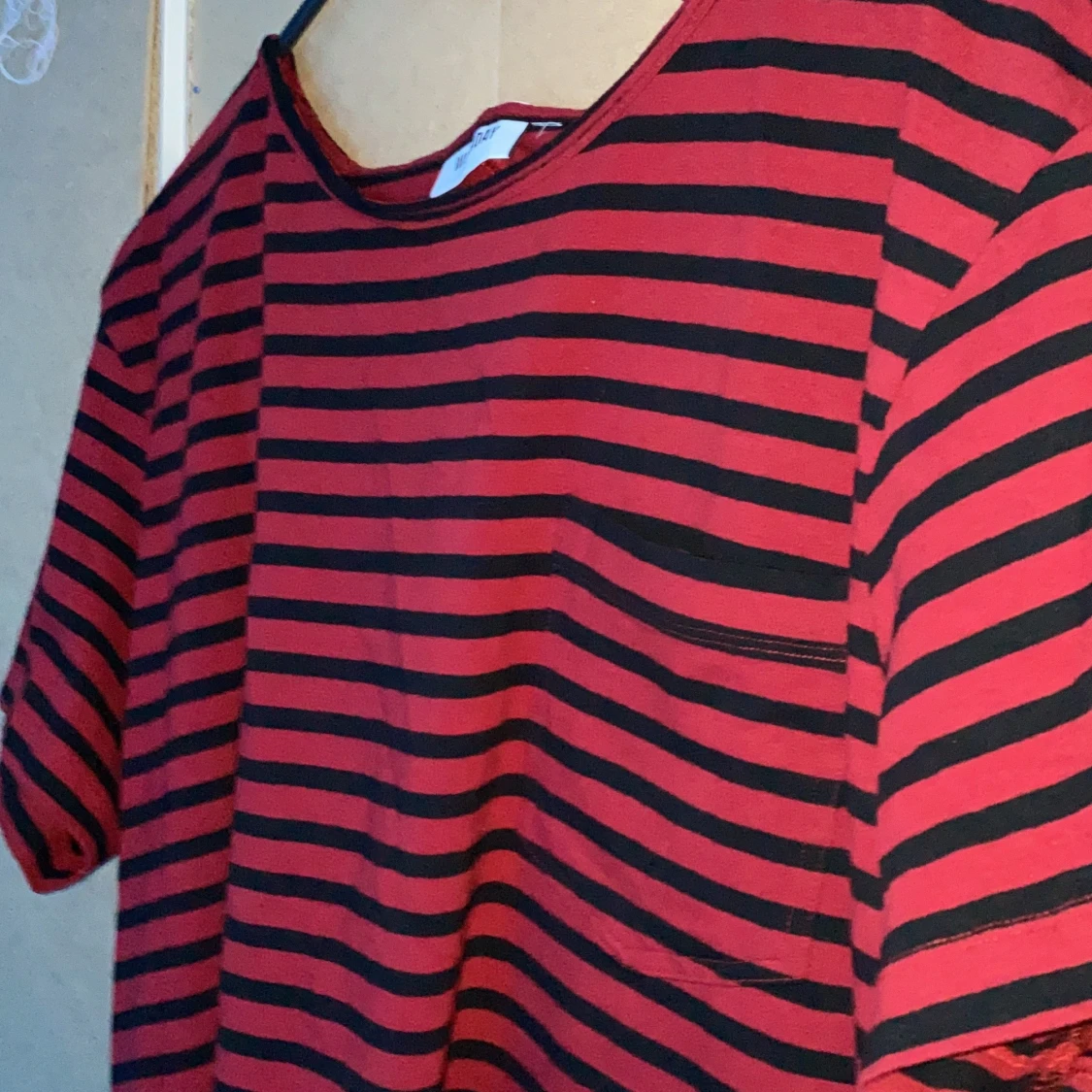 En Weekday T-shirt ( L )