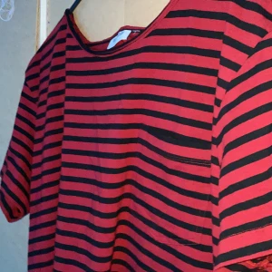 En Weekday T-shirt ( L ) - har aldrig använt, lite oversize ( L/XL ). köpte 100kr