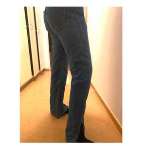Ett par mörkblåa Levis jeans med liten slits längst ner! Storleken är 30/32 och sitter tight runt midjan samt lår och större nedtill :) (Allt jag säljer är nytvättat) 