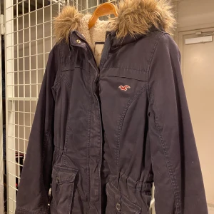 Hollister jacka - Mörkblå varm jacka från Hollister i storlek M