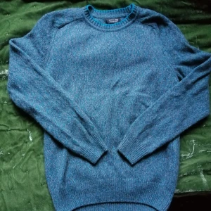 Mysig stickad tröja  - Stickad tröja i blått o grått garn. Superskön o mysig! Gjord av ull så den är riktigt varm och skön under dessa tider😇 Är storlek 40 men skulle säga att den är XS/S/M beroende på hur man vill att den sitter! 