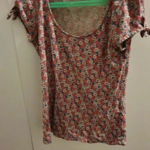 T-shirt - storlek xs, står inte för frakten och djur finns i hemmet ute på fler sidor