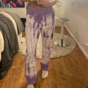 Lila/vita jeans - Ett par AS feta, snygga jeans från Plt, tyvärr är dem för stora för mig så kan ej ha dem... har använt de ca 2/3 ggr så derför i perfekt skick!! 💖💖