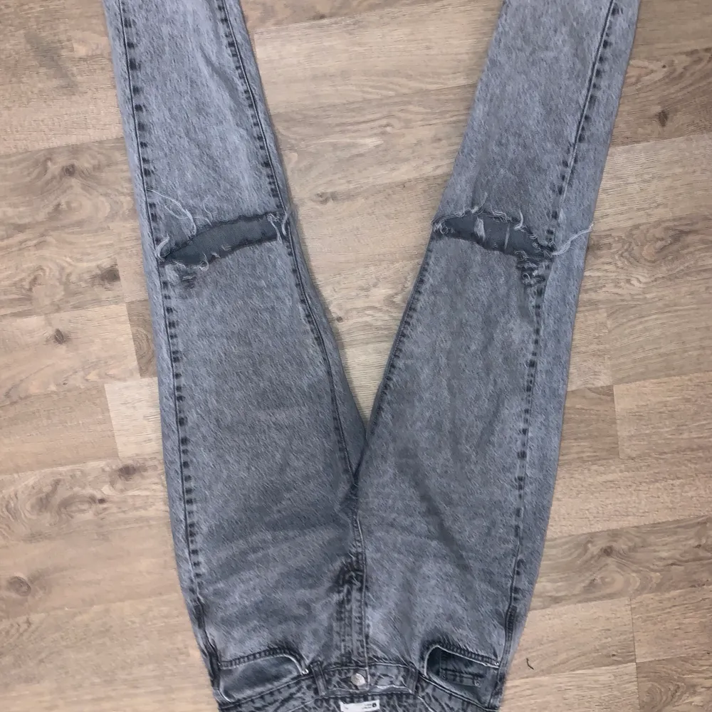 Säljer dessa fina gråa jeans från Gina tricot! Köpte för 800 men säljer för 650 och då ingår frakter. Skriv för mer frågor eller bilder! Använt 2 gånger!. Jeans & Byxor.