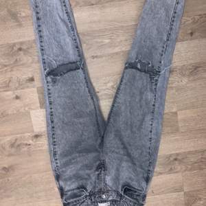 Säljer dessa fina gråa jeans från Gina tricot! Köpte för 800 men säljer för 650 och då ingår frakter. Skriv för mer frågor eller bilder! Använt 2 gånger!
