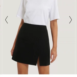 Helt oanvänd minikjol med slit från Nakd - Svart mini kjol i st 34 passar även 36 väl. Den är oanvänd med prislapp fortfarande kvar. Nypris 300kr jag säljer den för 170kr