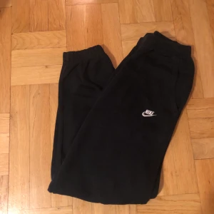 Mjukisbyxor - Svarta mjukisbyxor från Nike, något urtvättade🖤🖤