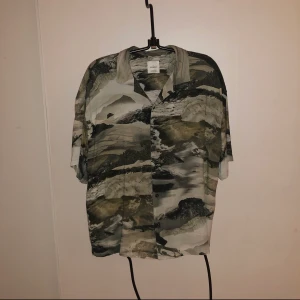 Pull&Bear skjorta🌊💚 - Skjorta med fint havs/stormmotiv. Köpt från Pull&Bear cirka ett år sen och har använts lite.