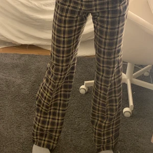 Pyjamasbyxor  - Pyjamasliknande kostymbyxor från Humana, köpta på PLICK 🥰Använt 1 gång men kände inte riktigt att dom var jag så jag säljer dem vidare! Väldigt långa, passar nån upptill 182 som jag är! Typ 26 i midjan 🥺 köpta för 500kr🦄Högsta bud: 370