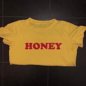 Gul T-shirt från Shein med texten Honey. Finns ingen lapp men skulle säga storlek S. 50kr + frakt